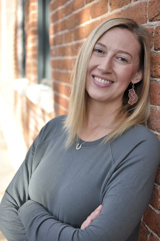 Jennifer Sipos author artist, Duck & Rabbit ABC military adventure / Pato y Conejo aventura militar (bilingual board book), published by Elva Resa Publishing